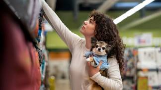 mulher-de-tiro-medio-comprando-comida-de-cachorro (2)